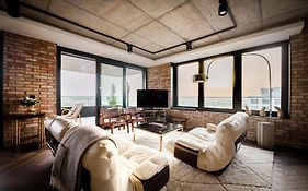 Sky21 Lux Stay With Pool, Gym, Spa & City Views